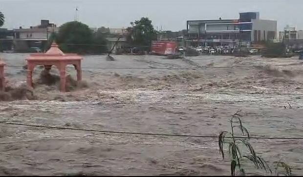 gujarat Rain 5 inches of rain in last 2 hours in Jamjodhpur Jamnagar Rain: સીદસર ખાતે મા ઉમિયા મંદિરના પરિસરમાં ઘૂસ્યા પાણી, ઢાઢર નદીના પાણી ગામમાં ઘૂસતા જોવા મળ્યો ખૌફનાક નજારો