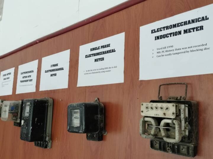 Unique collection of electricity meters in Indore you will also be surprised to see ANN MP News: इंदौर में बिजली के मीटरों का अनूठा संग्रह, दिखेगी कई पीढ़ियों की टेक्नोलॉजी, आप भी रह जाएंगे हैरान