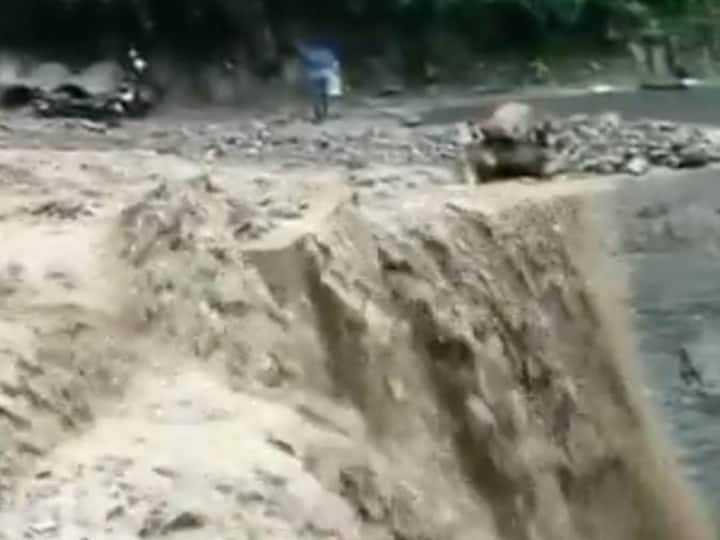 Himachal Pradesh Weather Today Chamba Salooni Rain Area Cloud Burst Flood in Hindi ann Himachal Pradesh Weather: हिमाचल में फिर दिखा खौफनाक मंजर, चंबा के इस इलाके में अचानक आई बाढ़, लोग जता रहे बादल फटने की आशंका 