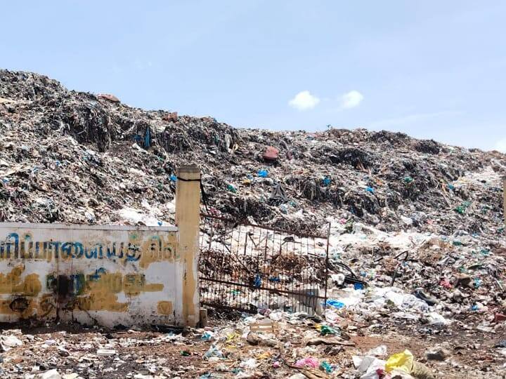 Karur news Request to shift garbage dump on Karur Wangal Road TNN கரூர் வாங்கல் சாலையில் மலைப்போல் குவிந்து கிடக்கும் குப்பை; கிடங்கை வேறு இடத்திற்கு மாற்ற கோரிக்கை