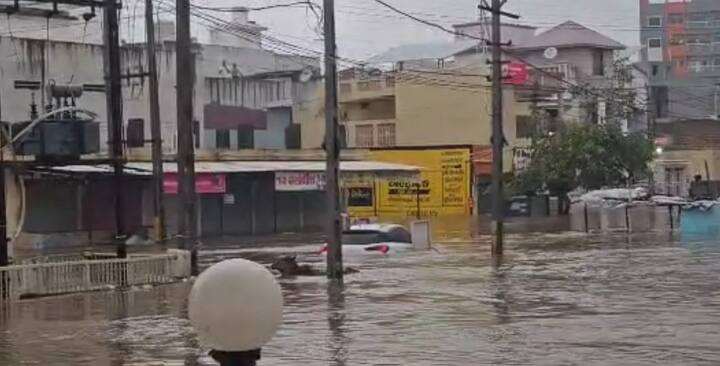 ગીર સોમનાથ અને જૂનાગઢ જિલ્લામાં ભારે વરસાદને પગલે એનડીઆરએફ એલર્ટ પર છે. NDRFની છ ટીમો તૈનાત કરાઇ હતી. NDRFની એક ટીમને કચ્છમાં તૈનાત કરાઇ હતી.