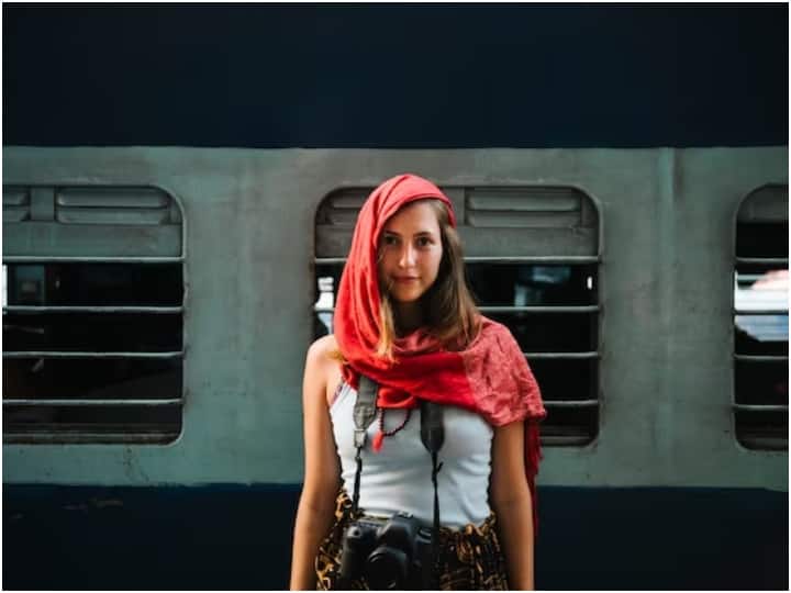 अगर कोई बोर्डिंग स्टेशन के 10 मिनट बाद भी सीट पर नहीं मिलता है तो अनुपस्थिति दर्ज हो जाएगी. ये बात अलग है कि भीड़ होने पर टीटीई को आपकी सीट पर आने में वक्त लग जाए. ऐसे में ध्यान रखें कि जहां से सीट है, वहां समय पर पहुंचना होगा.