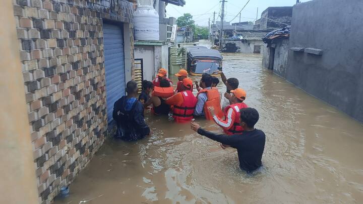 સોમનાથ બાયપાસ પરની પાસેની સોસાયટીઓમાં એનડીઆરએફની ટીમે રાહત અને બચાવકાર્ય હાથ ધર્યુ હતું.