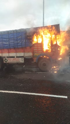 मुंबईच्या अंधेरीतील उड्डाण पुलावर ट्रकला आग, पश्चिम द्रुतगती महामार्गावर वाहतूक कोंडी