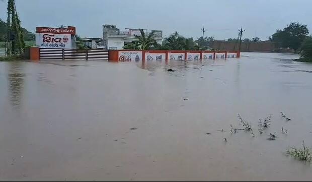 Gujarat Rain In Kutiyana 7 and 5 inches of rain were recorded in Madhavpur Gujarat Rain: કુતિયાણામાં 7 તો માધવપુરમાં 5 ઈંચ વરસાદથી જળબંબાકાર, આ વિસ્તારોમાં આપવામાં આવ્યું રેડ એલર્ટ