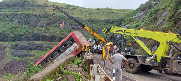 मागील आठवड्यात अपघात होऊन दरीत कोसळलेली बस (Bus Accident) काढण्यासाठी हा रस्ता बंद करण्यात आला होता