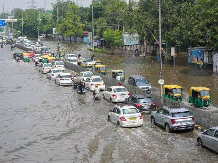 delhi-flood-snakes-danger-government-issued-helpline-number-yamuna-river marathi news Delhi Flood : दिल्लीत पुराचे पाणी कमी होत असताना सापांचा वाढता धोका; वनविभागाकडून हेल्पलाईन क्रमांक जारी