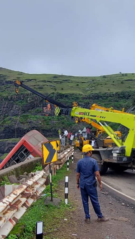 अपघातग्रस्त बस दरीतून बाहेर काढण्याचे काम फत्ते!