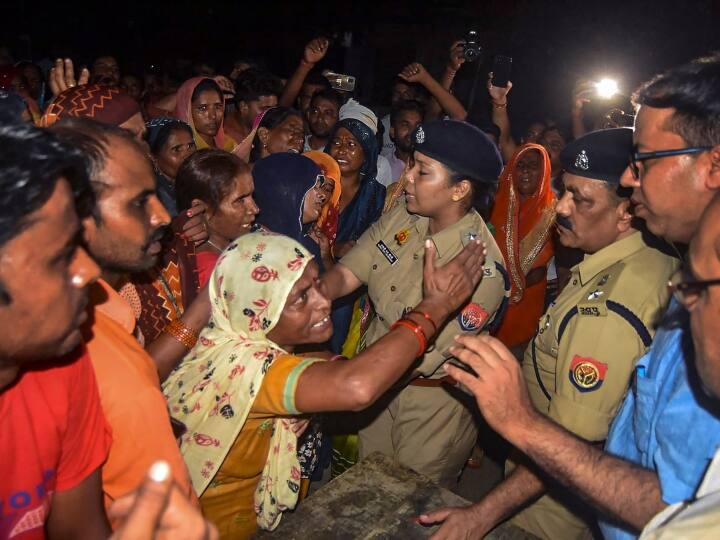 Meerut Kanwar Accident: मेरठ हादसे में मृतक कांवड़ियों के परिजनों ने दर्ज कराई रिपोर्ट, अज्ञात बिजली कर्मी के खिलाफ मुकदमा दर्ज Meerut Kanwar Accident update case filed against unknown electricity worker Meerut Kanwar Accident: मेरठ हादसे में मृतक कांवड़ियों के परिजनों ने दर्ज कराई रिपोर्ट, अज्ञात बिजली कर्मी के खिलाफ मुकदमा दर्ज