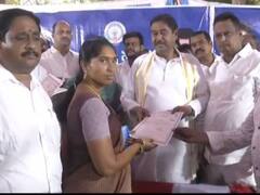 Andhra Pradesh: நலத்திட்ட உதவியை பெற்றுக்கொண்டு எதிர்க்கட்சிக்கு வாக்களிப்பேன் எனக்கூறிய பெண்: ஷாக்கான அமைச்சர்!