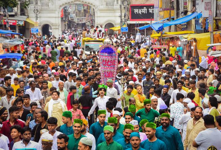 मुहर्रम के महीने को लेकर शिया और सुन्नी समुदाय, दोनों की मान्यताएं अलग-अलग हैं. जहां शिया समुदाय के लोग मजलिस (इमाम हुसैन की शहादत का जिक्र) करते हैं और जुलूस निकालते हैं. वहीं सुन्नी समुदाय के कुछ लोग आशूर के दिन रोज़ा रखते हैं.