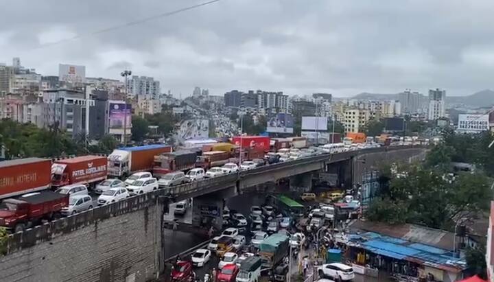 वडगाव, धायरी, नऱ्हे, आंबेगाव परिसरातील सर्व सेवा रस्ते वाहतुक कोंडी मुळे ठप्प झाले आहेत.