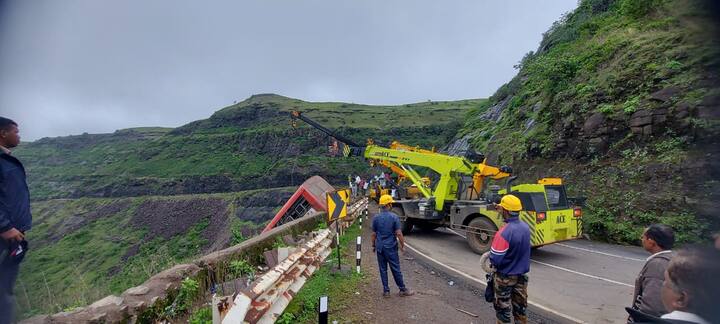 नाशिकच्या सप्तशृंगगड येथे 12 जुलैला झालेल्या अपघातातील अपघात ग्रस्त बस दरीच्या बाहेर काढण्याचे काम युद्धपातळीवर  आज सकाळी दहा वाजता सुरु केले होते