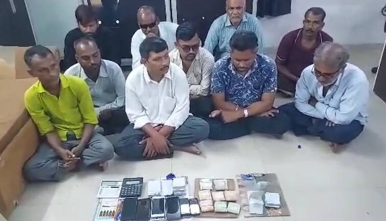 Crime: Puna state Vigilance raid on Gambling adda in surat city, 10 accused arrested Crime: ટોળું વળીને જુગાર રમી રહ્યાં હતા જુગારીઓએ ને અચાનક પોલીસ આવી ગઇ, ને પછી.........