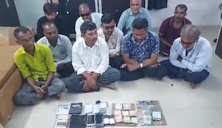 Crime: ટોળું વળીને જુગાર રમી રહ્યાં હતા જુગારીઓએ ને અચાનક પોલીસ આવી ગઇ, ને પછી.........