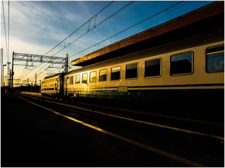 अब चेंकिंग स्टाफ हैंड हेल्ड टर्मिनल के जरिए टिकट चेक करते हैं और इसमें यात्री के आने या ना आने की जानकारी देनी होती है. पहले ये व्यवस्था कागजों पर रहती थी, जिसमें टीटीई अगले स्टेशन तक इंतजार कर लेता था.