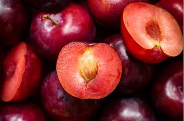 ਇਹ ਭਾਰ ਘਟਾਉਣ ਵਿੱਚ ਮਦਦ ਕਰ ਸਕਦਾ ਹੈ। ਆਲੂਬੁਖਾਰਿਆਂ ਵਿੱਚ ਕੈਲੋਰੀ ਘੱਟ ਹੁੰਦੀ ਹੈ ਅਤੇ ਪਾਣੀ ਦੀ ਮਾਤਰਾ ਜ਼ਿਆਦਾ ਹੁੰਦੀ ਹੈ, ਜੋ ਤੁਹਾਨੂੰ ਜ਼ਿਆਦਾ ਦੇਰ ਤੱਕ ਪੇਟ ਭਰਿਆ ਮਹਿਸੂਸ ਕਰਨ ਵਿੱਚ ਮਦਦ ਕਰਦੀ ਹੈ। ਬੇਲ ਵਿੱਚ ਮੌਜੂਦ ਫਾਈਬਰ ਪਾਚਨ ਕਿਰਿਆ ਨੂੰ ਹੌਲੀ ਕਰਦਾ ਹੈ, ਭੁੱਖ ਘਟਾਉਂਦਾ ਹੈ। ਕੋਕੋ ਘੱਟ ਕਰਦਾ ਹੈ।