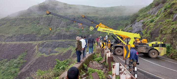 या अपघातात बसमधील एक महिला प्रवाशाचा मृत्यू झाला होता तर चालक वाहक यांच्यासह 22 जण जखमी झाले होते.