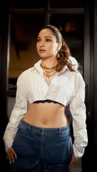 Tamannaah Bhatia ने Smiling Face के साथ Paparazzi को दिया Pose | ENT LIVE