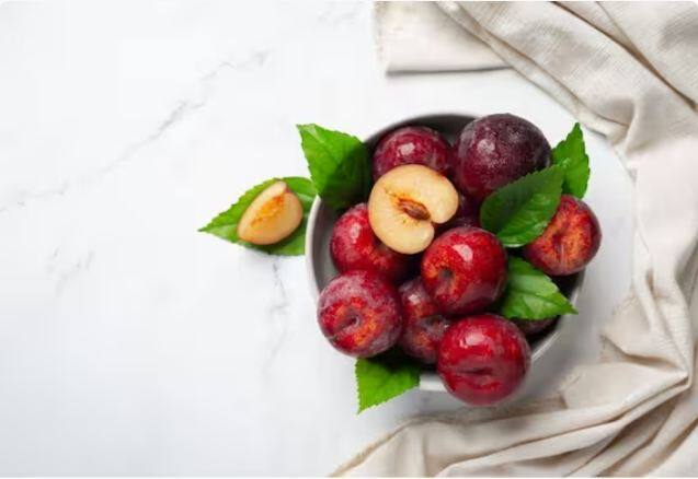 ਆਲੂਬੁਖਾਰੇ ਵਿੱਚ ਵਿਟਾਮਿਨ ਸੀ ਦੀ ਭਰਪੂਰਤਾ ਕੋਲੇਜਨ ਦੇ ਉਤਪਾਦਨ ਵਿੱਚ ਸਹਾਇਤਾ ਕਰਦੀ ਹੈ, ਚਮੜੀ ਦੀ ਲਚਕਤਾ ਨੂੰ ਵਧਾਉਂਦੀ ਹੈ ਅਤੇ ਬਰੀਕ ਲਾਈਨਾਂ ਅਤੇ ਝੁਰੜੀਆਂ ਦੀ ਦਿੱਖ ਨੂੰ ਘਟਾਉਂਦੀ ਹੈ।