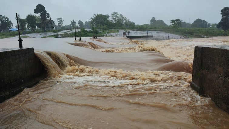 Chhattisgarh heavy rain fall flood dantevada Bijapur sukma rainfall ANN Chhattisgarh Heavy Rain: बस्तर में बारिश का कहर जारी, नदी-नाले उफान पर, अगले 24 घंटों का येलो अलर्ट