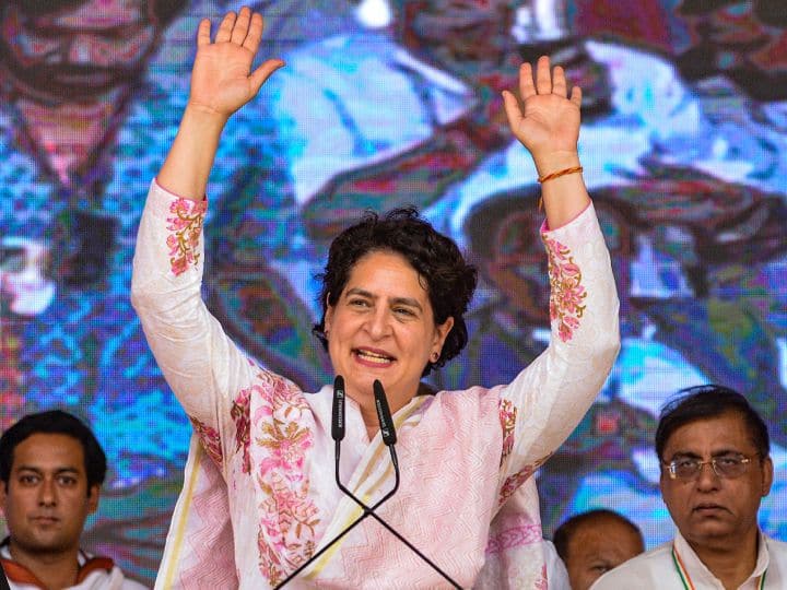 सर्वे में सवाल किया गया कि राहुल गांधी को राहत नहीं मिलने के बाद विपक्ष को किसे आगे करना चाहिए? इस पर सबसे ज्यादा लोगों ने कांग्रेस नेता प्रियंका गांधी का नाम लिया. सर्वे में शामिल 33 फीसदी लोगों ने प्रियंका गांधी को आगे करने की बात कही. सी-वोटर ने बेंगुलरु में हुई विपक्षी दलों की मीटिंग से पहले सर्वे किया था.