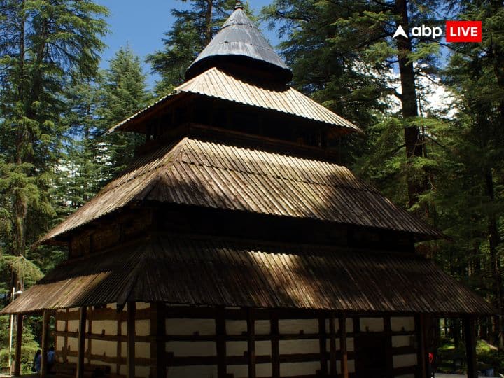 हिडिंबा देवी मंदिर: हिडिंबा भीम की पत्नी होने के साथ ही एक राक्षसी भी थी. लेकिन राक्षसी होते हुए भी हिडिंबा ने धर्म का साथ दिया. इसलिए इन्हें देवी मानकर इनकी पूजा की जाती है. हिमाचल के मनाली में हिडिंबा देवी का मंदिर है.