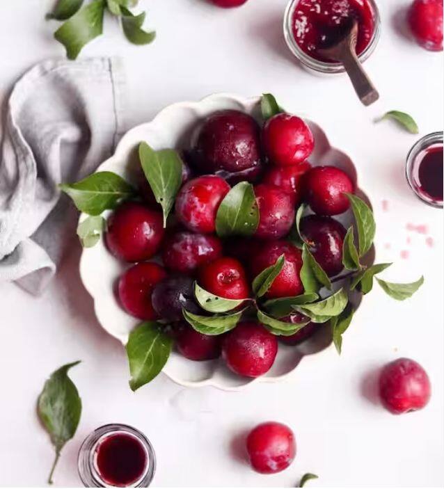 ਸਾਡੀ ਉਮਰ ਦੇ ਨਾਲ-ਨਾਲ ਹੱਡੀਆਂ ਨੂੰ ਮਜ਼ਬੂਤ​ਤੇ ਸਿਹਤਮੰਦ ਰੱਖਣਾ ਹੋਰ ਵੀ ਜ਼ਰੂਰੀ ਹੋ ਜਾਂਦਾ ਹੈ। ਜਰਨਲ ਨਿਊਟ੍ਰੀਐਂਟਸ ਦੇ ਅਨੁਸਾਰ, ਆਲੂਬੁਖਾਰੇ ਵਿੱਚ ਪਾਏ ਜਾਣ ਵਾਲੇ ਕੈਲਸ਼ੀਅਮ, ਪੋਟਾਸ਼ੀਅਮ, ਮੈਗਨੀਸ਼ੀਅਮ ਅਤੇ ਵਿਟਾਮਿਨ ਕੇ ਦਾ ਸੁਮੇਲ ਹੱਡੀਆਂ ਦੀ ਘਣਤਾ ਨੂੰ ਬਣਾਈ ਰੱਖਣ ਅਤੇ ਓਸਟੀਓਪੋਰੋਸਿਸ ਵਰਗੀਆਂ ਹੱਡੀਆਂ ਨਾਲ ਸਬੰਧਤ ਸਮੱਸਿਆਵਾਂ ਦੇ ਜੋਖਮ ਨੂੰ ਘਟਾਉਣ ਵਿੱਚ ਮਦਦ ਕਰਦਾ ਹੈ।