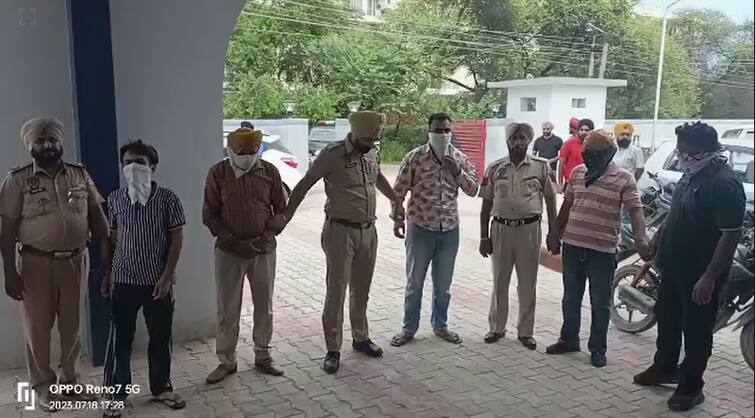 Kharar police Arrested for cheating people by pretending to be fake policemen Mohali : ਕ੍ਰਾਈਮ ਬਰਾਂਚ ਤੇ STF ਵਿੰਗ ਦਾ ਅਫ਼ਸਰ ਦੱਸ ਲੋਕਾਂ ਨਾਲ ਮਾਰਦੇ ਸੀ ਠੱਗੀਆਂ, ਸਾਹਮਣੇ ਟੱਕਰ ਗਈ ਅਸਲੀ ਪੁਲਿਸ 