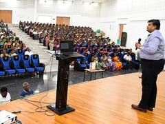 பெண்கள் தங்களை பாதுகாக்க ஒரு ஆயுதமாக மாற வேண்டும் - கரூர் மாவட்ட ஆட்சியர்