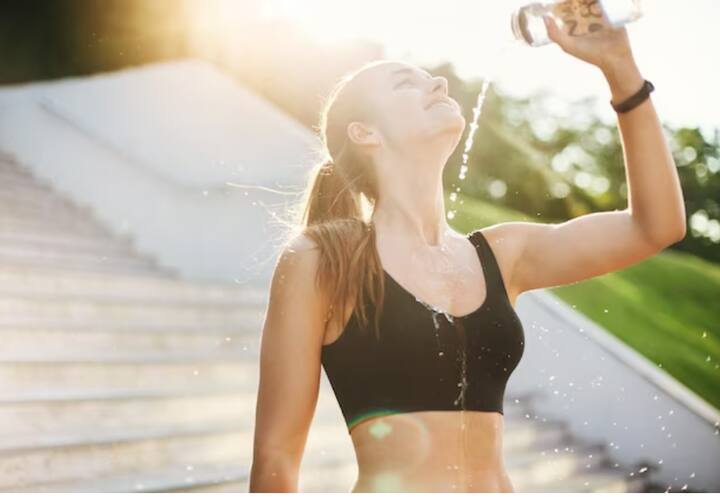 पारा बढ़ने के साथ आपको सही से हाइड्रेटेड रहना जरूरी है. वहीं गर्मियों के दौरान, हमें बढ़े हुए तापमान के कारण अधिक पसीना आता है, जिससे डिहाइड्रेशन का खतरा अधिक होता है. यहां तक ​​कि हल्के डिहाइड्रेशन के चलते भी थकान, चक्कर आना और कमजोरी महसूस हो सकती है. दिन भर में खूब पानी पीना पिएं.इलेक्ट्रोलाइट्स की पूर्ति के लिए हाइड्रेटिंग फलों और सब्जियों को अपने आहार में शामिल करें.