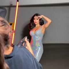 Janhvi Kapoor : 'அது கண்ணா இல்ல கரண்டா? கன்ஃப்யூஷன்..' பார்ட்டி உடையில் பளபளக்கும் ஜான்வி!