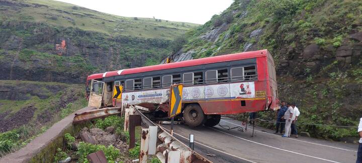 या अपघातात एका महिलेचा मृत्यू झाला आहे. ही बस सप्तशृंगी गडावरुन खामगावच्या दिशेने निघाली होती.