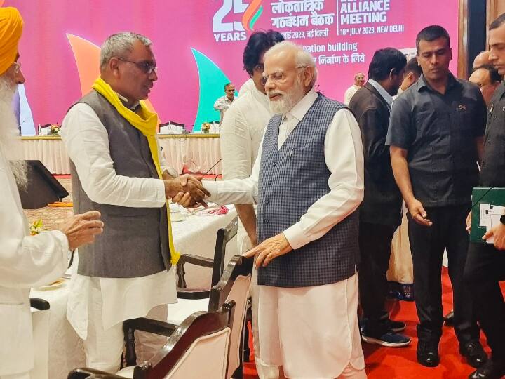 ओम प्रकाश राजभर ने एनडीए बैठक के दौरान पीएम मोदी के साथ अपनी तस्वीर शेयर की और कहा कि उनके साथ मुलाकातआत्मीय रही.