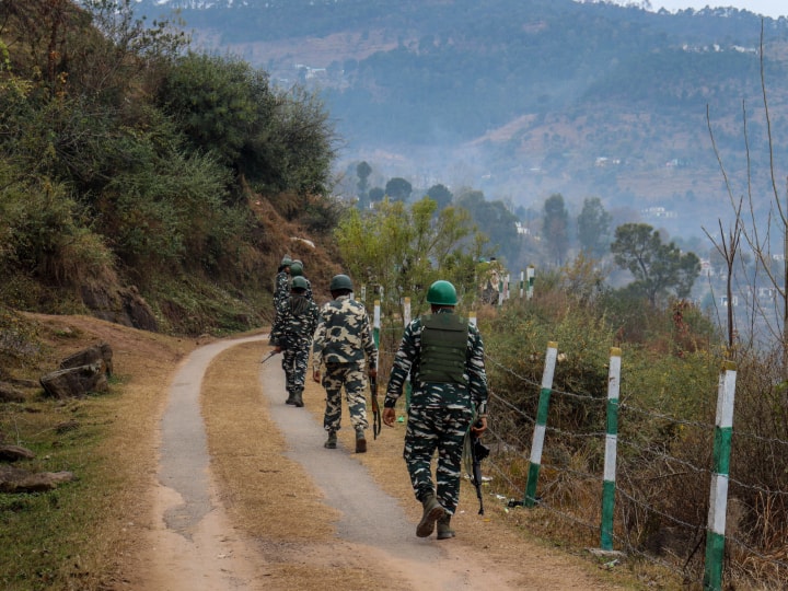Two infiltrators killed along LoC in Machil sector of north Kashmir Kupwara district Says Indian Army Jammu Kashmir: सुरक्षाबलों को बड़ी कामयाबी, 2 आतंकियों को कुपवाड़ा में किया ढेर, कल भी मारे गए थे 4 घुसपैठिए