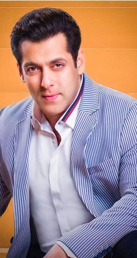 ਦੱਸ ਦੇਈਏ ਕਿ ਸਲਮਾਨ ਖਾਨ ਪਿਛਲੇ 13 ਸੀਜ਼ਨ ਤੋਂ ਬਿੱਗ ਬੌਸ ਦੇ ਹੋਸਟ ਰਹੇ ਹਨ ਅਤੇ ਇਸ ਵਾਰ ਉਨ੍ਹਾਂ ਨੇ ਬਿੱਗ ਬੌਸ ਓਟੀਟੀ ਸੀਜ਼ਨ 2 ਦੇ ਹੋਸਟ ਦੀ ਜ਼ਿੰਮੇਵਾਰੀ ਵੀ ਸੰਭਾਲ ਲਈ ਹੈ।