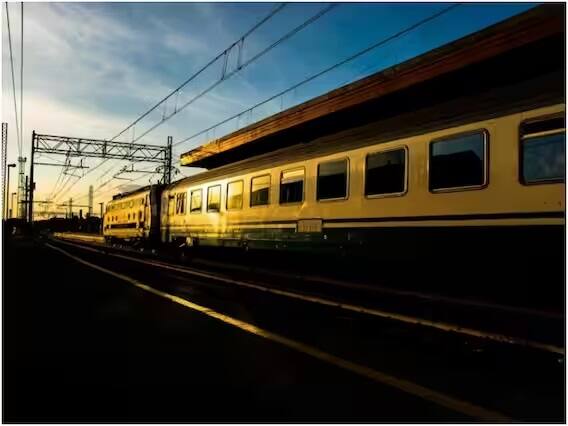 હવે ચેકિંગ સ્ટાફ હેન્ડ હેલ્ડ ટર્મિનલ દ્વારા ટિકિટ ચેક કરે છે અને તેમાં પેસેન્જરના આગમન કે ગેરહાજરી વિશે માહિતી આપવાની હોય છે. અગાઉ આ સિસ્ટમ કાગળ પર રહેતી હતી, જેમાં TTE આગલા સ્ટેશન સુધી રાહ જોતો હતો.