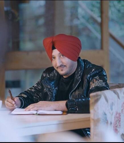 ਇਸ ਤੋਂ ਇਲਾਵਾ ਕਲਾਕਾਰ ਨੇ ਉਨ੍ਹਾਂ ਲੋਕਾਂ ਦੇ ਕਮੈਂਟ ਵੀ ਤਸਵੀਰ ਦੇ ਨਾਲ ਸਾਂਝੇ ਕੀਤੇ ਜਿਨ੍ਹਾਂ ਨੇ ਉਨ੍ਹਾਂ ਬਾਰੇ ਬੁਰਾ ਬੋਲਿਆ।