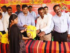 கரூரில் கர்ப்பிணி தாய்மார்களுக்கு ஊட்டச்சத்து பெட்டகம் வழங்கிய ஆட்சியர்