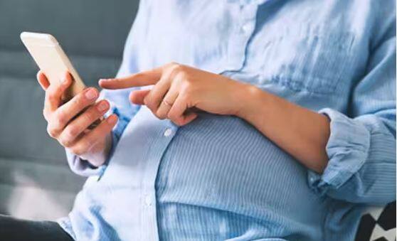 Don't use mobile phone in pregnancy: ਇਹ ਸੋਸ਼ਲ ਮੀਡੀਆ ਦਾ ਯੁੱਗ ਹੈ ਤੇ ਹੁਣ ਸਮਾਰਟਫੋਨ ਮਨੁੱਖੀ ਜੀਵਨ ਦਾ ਅਹਿਮ ਹਿੱਸਾ ਬਣ ਗਿਆ ਹੈ। ਸ਼ਾਇਦ ਜਿੰਨਾ ਖਾਣਾ ਜ਼ਰੂਰੀ ਹੈ, ਹੁਣ ਫ਼ੋਨ ਵੀ ਓਨਾ ਹੀ ਜ਼ਰੂਰੀ ਹੋ ਗਿਆ ਹੈ। ਬੱਚੇ ਹੋਣ ਜਾਂ ਬਜ਼ੁਰਗ, ਇਹ ਹਰ ਕਿਸੇ ਦੀ ਜ਼ਿੰਦਗੀ ਦਾ ਅਹਿਮ ਹਿੱਸਾ ਬਣ ਗਿਆ ਹੈ। ਇਸ ਵਿੱਚ ਗਰਭਵਤੀ ਔਰਤਾਂ ਵੀ ਸ਼ਾਮਲ ਹਨ।