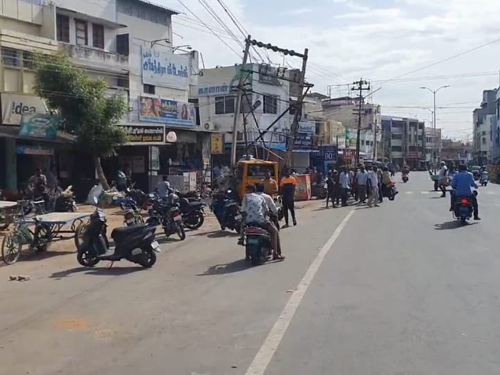 கரூரில் ஷேர் ஆட்டோ பிரேக் பிடிக்காததால் மின் கம்பத்தில் மோதி விபத்து - உயிர் தப்பிய பயணிகள்