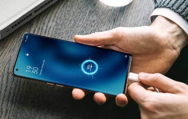 सध्या उपलब्ध असलेल्या स्मार्टफोनमध्ये चार्जिंग सर्किट बसवण्यात आलेलं असतं, त्यामुळे बॅटरी पूर्ण म्हणजेच 100 टक्के चार्ज झाल्यावर वीजपुरवठा घेणं बंद करते.