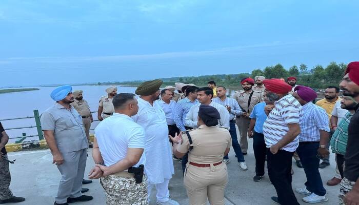 ਕੁਲਦੀਪ ਸਿੰਘ ਧਾਲੀਵਾਲ ਨੇ ਰਾਵੀ ਦਰਿਆ ਦੇ ਧੁੱਸੀ ਬੰਨ ਦਾ ਦੌਰਾ ਕਰਕੇ ਹੜ੍ਹ ਰੋਕੂ ਪ੍ਰਬੰਧਾਂ ਦਾ ਲਿਆ ਜਾਇਜਾ Kuldeep Singh Dhaliwal visited Dhusi Bann of Ravi river and took stock of flood prevention arrangements ਕੁਲਦੀਪ ਸਿੰਘ ਧਾਲੀਵਾਲ ਨੇ ਰਾਵੀ ਦਰਿਆ ਦੇ ਧੁੱਸੀ ਬੰਨ ਦਾ ਦੌਰਾ ਕਰਕੇ ਹੜ੍ਹ ਰੋਕੂ ਪ੍ਰਬੰਧਾਂ ਦਾ ਲਿਆ ਜਾਇਜਾ