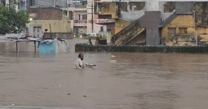 જૂનાગઢના માળીયા તાલુકાનાં અવાણીયા ગામમાં આભ ફાટ્યું હતું. છેલ્લા ૩ કલાક માં ૭ ઈંચ વરસાદ ખાબક્યો હતો.