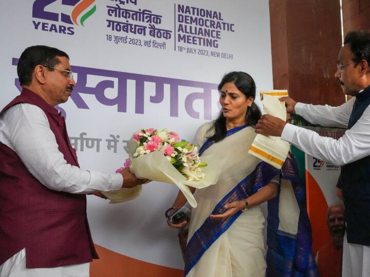 यूपी एनडीए के तीन सहयोगी अपना दल एस, निषाद पार्टी और सुभासपा के ओम प्रकाश राजभर भी शामिल हुए.