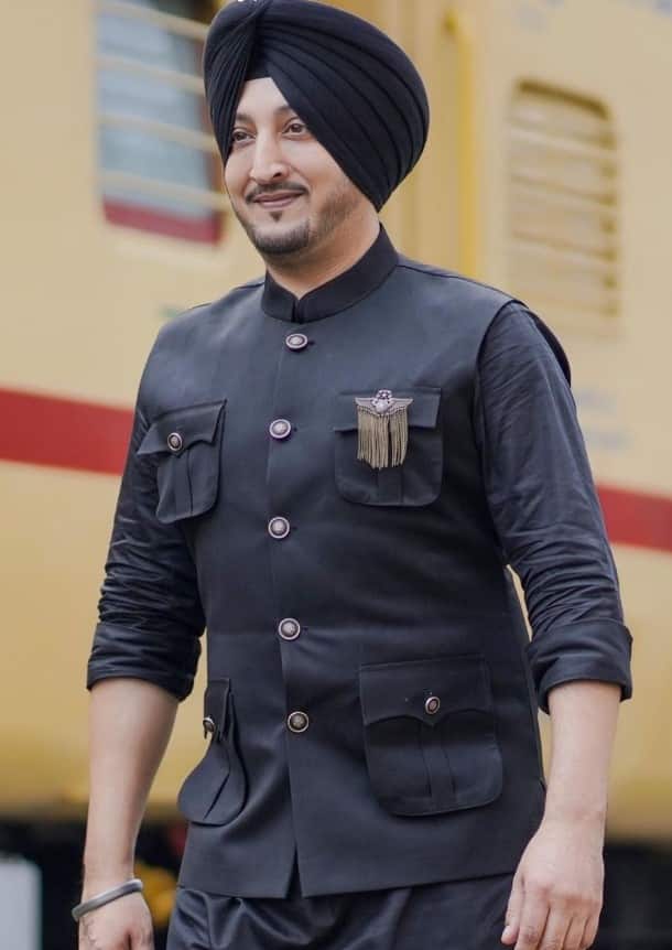 ਫਿਲਹਾਲ ਕਲਾਕਾਰ ਆਪਣੇ ਨਵੇਂ ਗੀਤ ਰਾਹੀਂ ਉਸ ਬੁਰੇ ਦੌਰ ਨੂੰ ਬਿਆਨ ਕਰੇਗਾ ਜਿਸ ਵਿੱਚੋਂ ਉਹ ਗੁਜ਼ਰਿਆ। ਜਿੱਥੇ ਨਫਰਤ ਕਰਨ ਵਾਲਿਆਂ ਨੂੰ ਇਹ ਗੀਤ ਜਵਾਬ ਹੋਵੇਗਾ, ਉੱਥੇ ਹੀ ਪਿਆਰ ਕਰਨ ਵਾਲਿਆਂ ਦਾ ਧੰਨਵਾਦ।