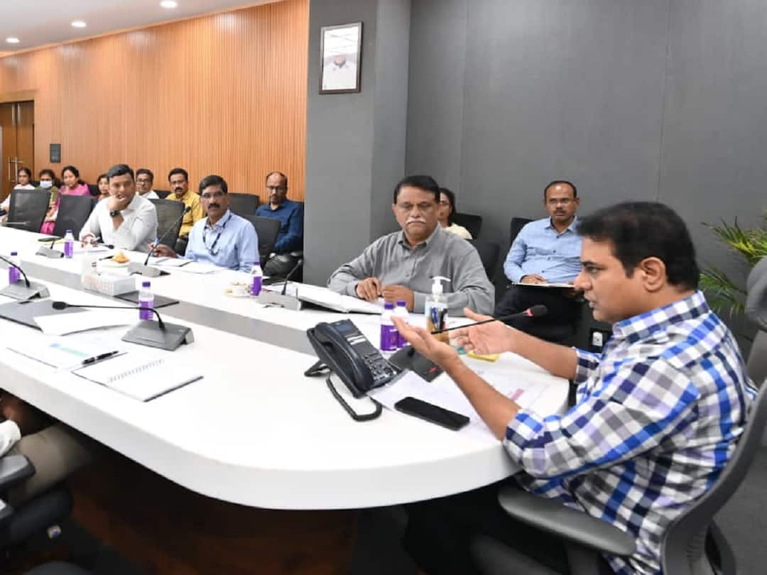 Minister KTR reviews with various departments over rains in hyderabad KTR Review: వర్షాలపై మంత్రి కేటీఆర్ రివ్యూ, ఎట్టి పరిస్థితుల్లో ప్రాణ నష్టం జరగొద్దని ఆదేశాలు