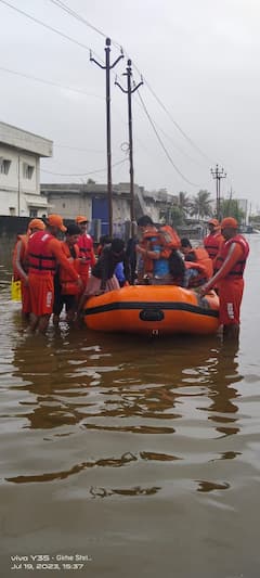 Gir Somnath Rescue: મોતના મુખમાં ફસાયેલા લોકોની વહારે આવી NDRF, જુઓ રેસ્ક્યૂની દિલધડક તસવીરો