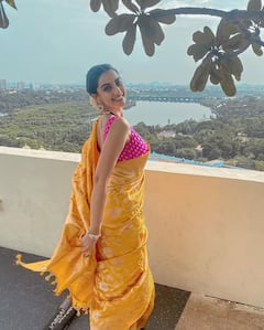 Meenakshi Chaudhary: చీరలో మీనాక్షి చౌదరి చిరునవ్వులు- ఆ అందానికి ఫిదా అవ్వాల్సిందే