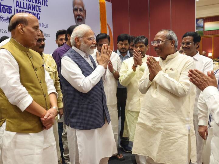 यूपी में बीजेपी का निषाद पार्टी के साथ भी गठबंधन है, निषाद पार्टी के अध्यक्ष संजय निषाद पीएम मोदी के साथ दिखे.